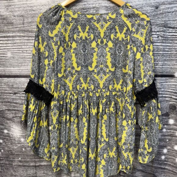 Lightweight Yellow Paisley Blouse Large Lace Accent - Picture 2 of 3
